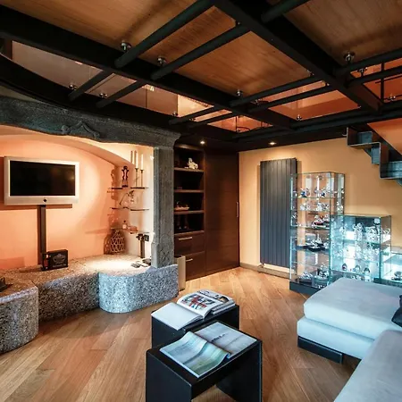 Altido Fabulous Studio, Como View & Shared Garden Apartment *
