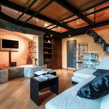 Altido Fabulous Studio, Como View & Shared Garden Apartment *