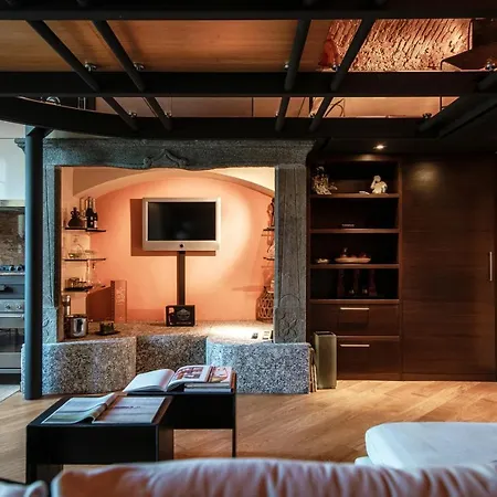 Altido Fabulous Studio, Como View & Shared Garden Apartment *