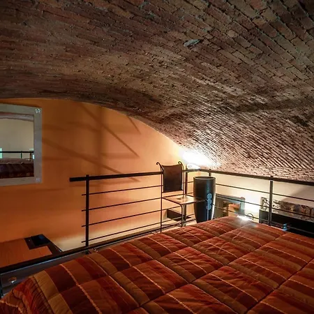 Altido Fabulous Studio, Como View & Shared Garden Apartment