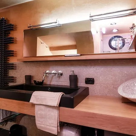 Altido Fabulous Studio, Como View & Shared Garden Apartment