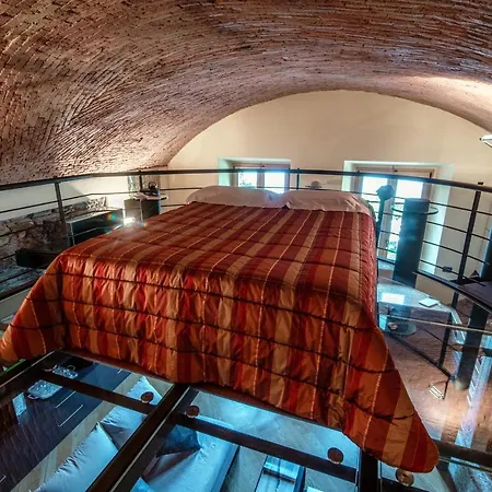 Altido Fabulous Studio, Como View & Shared Garden Apartment *